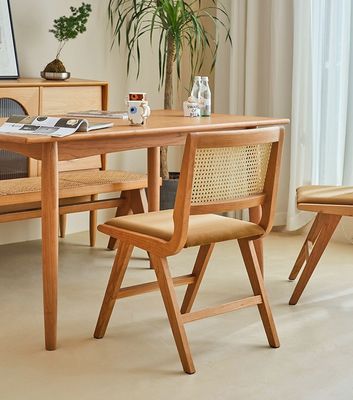 Muebles para el hogar acabado lacado silla de comedor de madera sólida con cojín y respaldo de rotín natural para muebles de diseño moderno