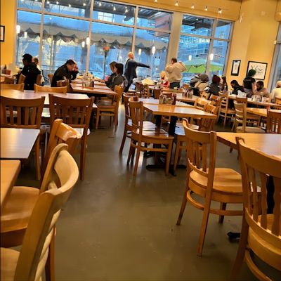Silla de comedor de restaurante con marco de madera sólida y diseño moderno de cuero de PU