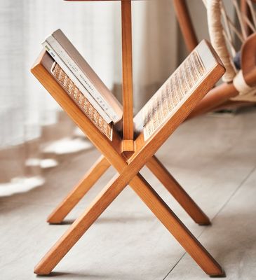 Mesa lateral cuadrada de madera maciza con estante de libros de ratán tejido Construcción lacada y duradera