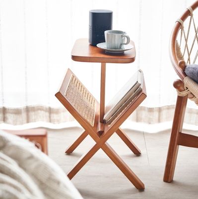 Mesa lateral cuadrada de madera maciza con estante de libros de ratán tejido Construcción lacada y duradera