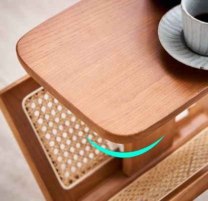 Mesa lateral cuadrada de madera maciza con estante de libros de ratán tejido Construcción lacada y duradera