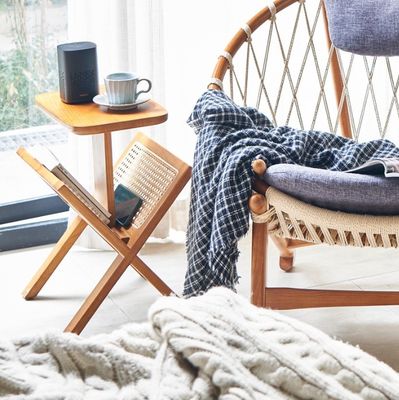 Mesa lateral cuadrada de madera maciza con estante de libros de ratán tejido Construcción lacada y duradera
