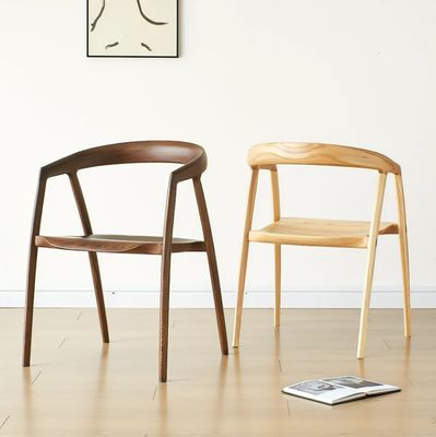 Diseño de sillas de comedor para restaurantes Muebles de hoteles de madera sólida Moderno de color de nuez Tamaño W57*D53*H77CM