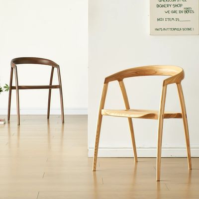 Diseño de sillas de comedor para restaurantes Muebles de hoteles de madera sólida Moderno de color de nuez Tamaño W57*D53*H77CM
