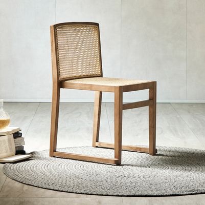 Embalaje de correo Silla de comedor de madera sólida con diseño moderno y rotín apilable