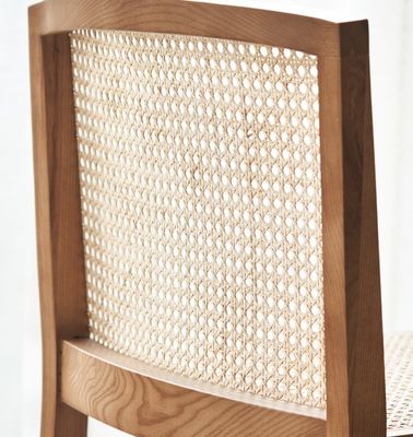 Embalaje de correo Silla de comedor de madera sólida con diseño moderno y rotín apilable