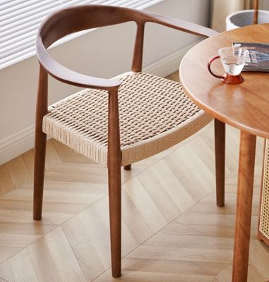 Silla de comedor de hotel de lujo con asiento de cordón tejido y construcción de madera sólida