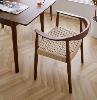 Silla de comedor de hotel de lujo con asiento de cordón tejido y construcción de madera sólida