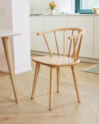 Silla de comedor de madera sólida moderna Windsor W35*D37*H77CM para la optimización del espacio de comedor