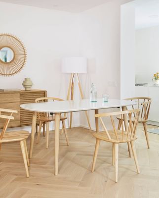 Silla de comedor de madera sólida moderna Windsor W35*D37*H77CM para la optimización del espacio de comedor
