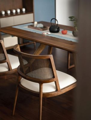 Cuadro de madera de ashwood diseño nórdico moderno de madera sólida PU cuero de ratán sala de comedor silla de restaurante 2023 para cafeterías y restaurantes