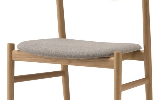 Silla de comedor de madera tapizada de cuero de PU en estilo de diseño tradicional para muebles de restaurante