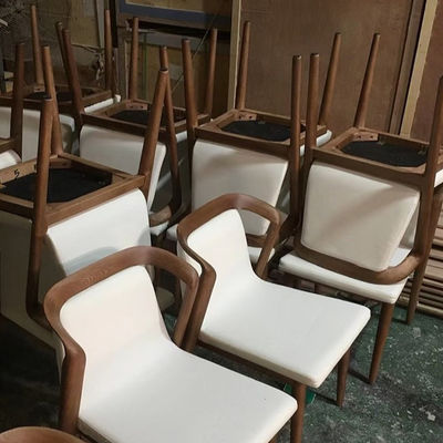 Blanco/marrón diseño nórdico Moderno Muestra sillas de restaurante de madera sólida silla de comedor de cuero PU