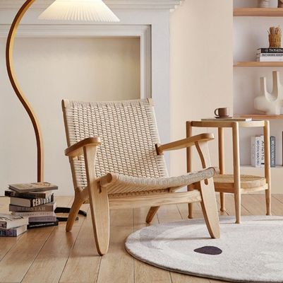 Muebles de salón de estilo moderno silla de comedor de madera maciza con asiento de cordón tejido y brazo de madera en natural / nuez / negro