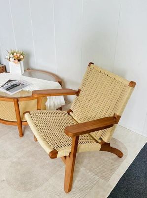 Muebles de salón de estilo moderno silla de comedor de madera maciza con asiento de cordón tejido y brazo de madera en natural / nuez / negro