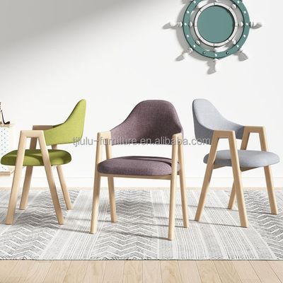 Silla de comedor con marco de madera Muebles para el hogar nórdico Cocina Asiento de tela tapizada para hotel Restaurante y hogar