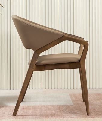 2023 Diseño moderno de madera maciza de cuero PU silla de brazos para comedor para cafeterías añadir encanto a su restaurante