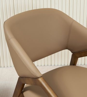 2023 Diseño moderno de madera maciza de cuero PU silla de brazos para comedor para cafeterías añadir encanto a su restaurante