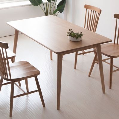 Estilo robusto Moderno Diseño sencillo Color de nuez estadounidense Mesa de comedor de madera sólida Asiento