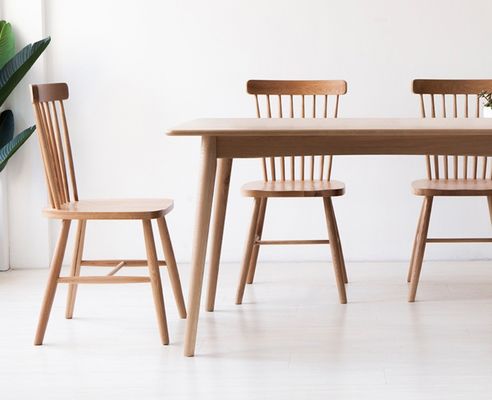 Estilo robusto Moderno Diseño sencillo Color de nuez estadounidense Mesa de comedor de madera sólida Asiento