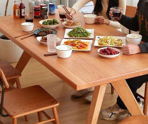 Tablas y sillas de madera sólida para restaurantes de madera rectangular Conjunto de mesa de comedor en diseño moderno