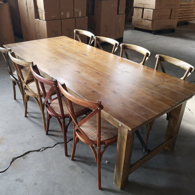 Mesa de comedor de madera sólida con diseño moderno simple y construcción resistente