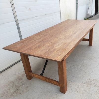 Mesa de comedor de madera sólida con diseño moderno simple y construcción resistente