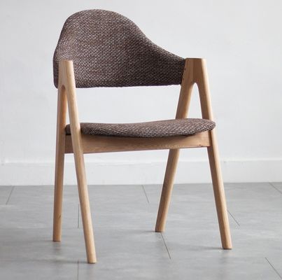 Embalaje de correo Artista de tela de estilo nórdico hogar ocio silla de comedor de madera sólida con marco de madera de caucho