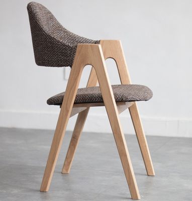 Embalaje de correo Artista de tela de estilo nórdico hogar ocio silla de comedor de madera sólida con marco de madera de caucho