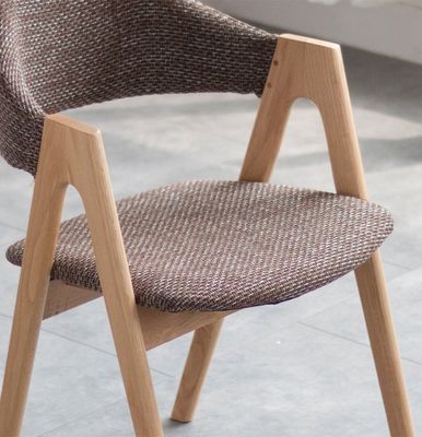 Embalaje de correo Artista de tela de estilo nórdico hogar ocio silla de comedor de madera sólida con marco de madera de caucho