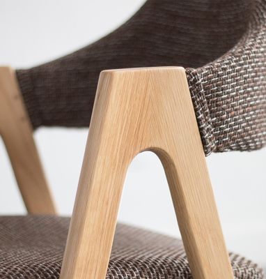 Embalaje de correo Artista de tela de estilo nórdico hogar ocio silla de comedor de madera sólida con marco de madera de caucho