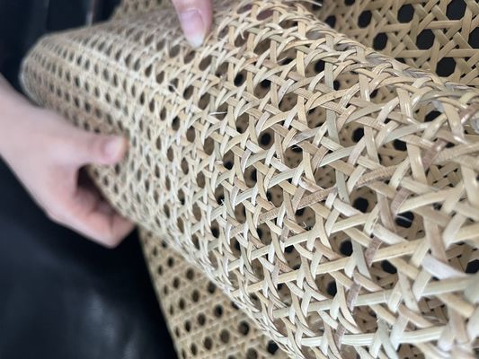 Fabrica de cuero PU de madera sólida resistente y versátil Muestra de ratán de plástico natural con acabado de nitrolaca