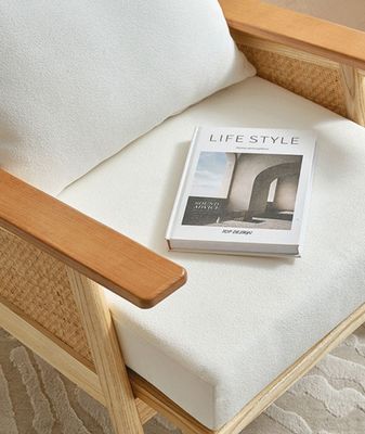 Fabrica de cuero PU de madera sólida resistente y versátil Muestra de ratán de plástico natural con acabado de nitrolaca