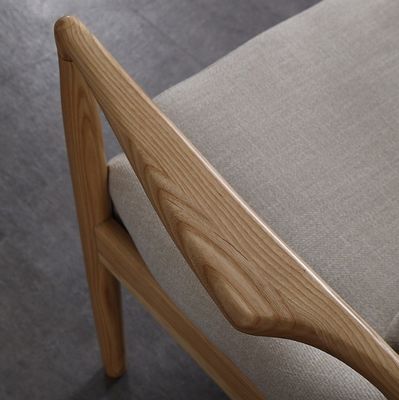 Muebles de salón sillas de madera resistentes sofá con reposabrazos y cojines tapizados