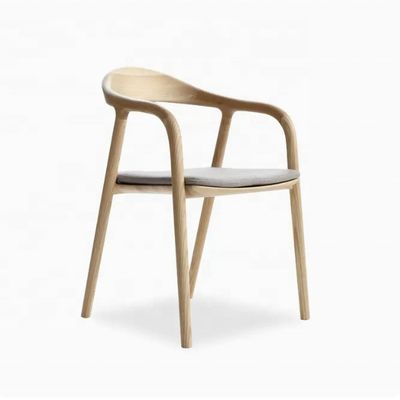 Armrest de madera sólida moderna francesa silla de comedor de madera en el paquete de correo para muebles de sala de estar de lujo
