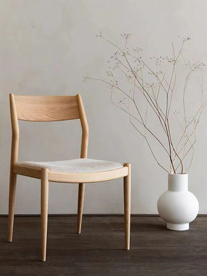 Silla de comedor de madera sólida con cojín cómodo en la naturaleza colores populares para restaurante contemporáneo