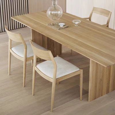 Silla de comedor de madera sólida con cojín cómodo en la naturaleza colores populares para restaurante contemporáneo