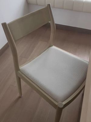 Silla de comedor de madera sólida con cojín cómodo en la naturaleza colores populares para restaurante contemporáneo