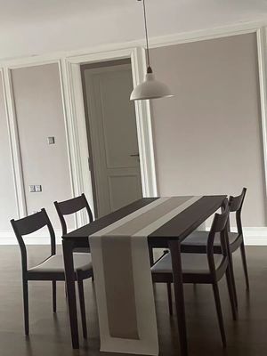 Silla de comedor de madera sólida con cojín cómodo en la naturaleza colores populares para restaurante contemporáneo