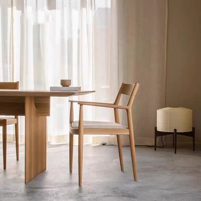 Restaurante Madera Comedor Silla de brazos Medio siglo Diseño moderno Madera sólida Embalaje de correo Y