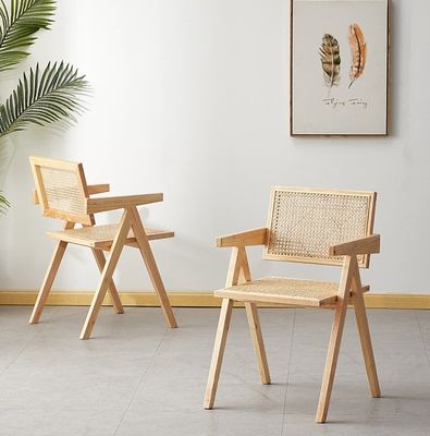 Silla de comedor moderna de ratán con marco de madera sólida en natural / nuez