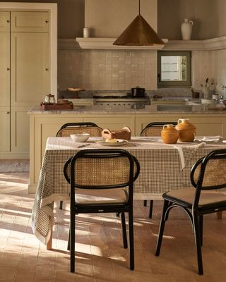 Silla de comedor de estilo vintage en madera natural con asiento de tela y respaldo de rotín real W47*D51*H82.5CM