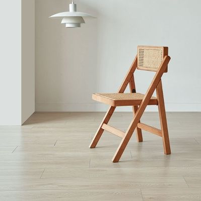 Silla de bodas de madera marrón moderna Silla plegable de ratán para comidas de oficina y bodas en estilo natural