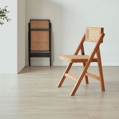 Silla de bodas de madera marrón moderna Silla plegable de ratán para comidas de oficina y bodas en estilo natural