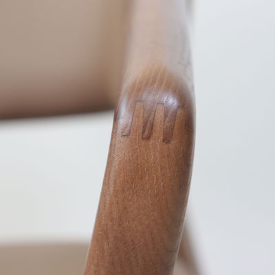Embalaje de correo Cama de comedor de cuero PU de madera sólida para cafeterías y restaurantes de estilo nórdico