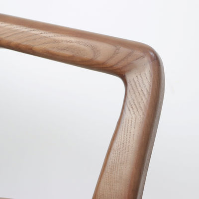 Embalaje de correo Cama de comedor de cuero PU de madera sólida para cafeterías y restaurantes de estilo nórdico
