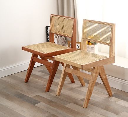 Asiento suave de madera de caucho de diseño moderno silla de comedor de rotín de madera para sala de estar y hotel