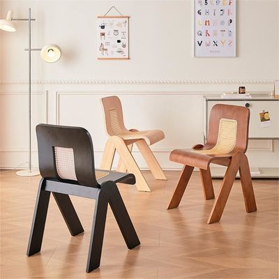 Silla de comedor de madera nórdica con acabado de nitrolacquer y marco de madera de caucho