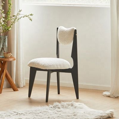 Silla de comedor de madera con color personalizado y piernas negras en terciopelo blanco