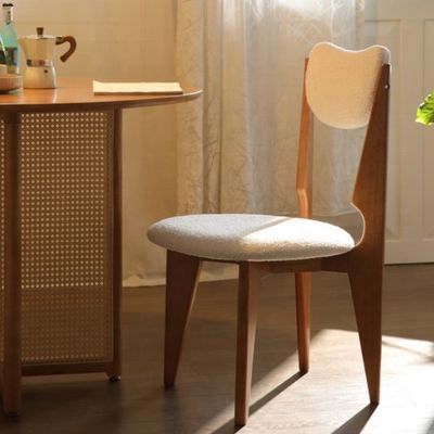 Silla de comedor de madera con color personalizado y piernas negras en terciopelo blanco